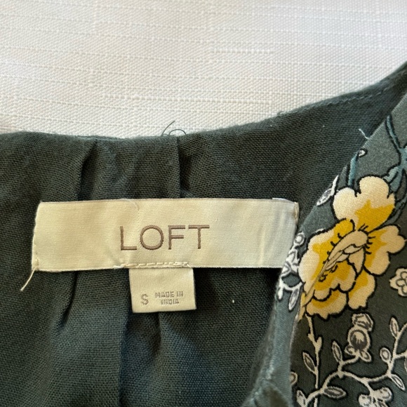 💕🌈💕Loft Brand Women’s Floral Sleeveless Blouse Slate Blue with Floral Design - Picture 5 of 6